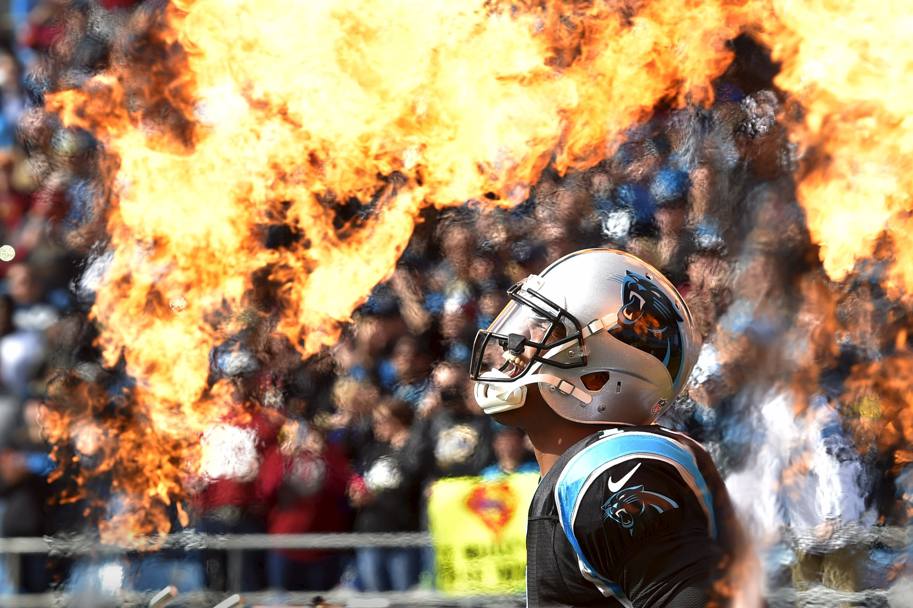 NFL. Una spettacolare accoglienza per Cam Newton, quarterback dei Carolina Panthers, prima della partita contro i Washington Redskins (Reuters)